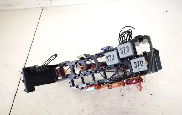 Volkswagen PASSAT B5 Fuse box set 8d1937545