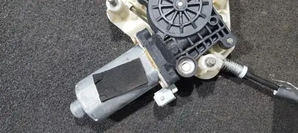 Peugeot 406 Rear door window regulator motor 0130821778