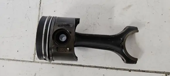Mercedes-Benz Vito Viano W639 Piston with connecting rod 8854A