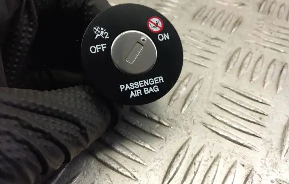 Hyundai i30 Passenger airbag on/off switch 