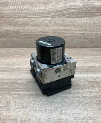 Volvo V70 ABS Pump 30681619 P30681619