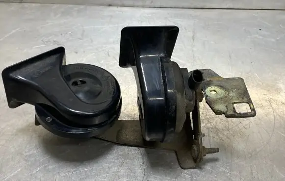 BMW 5 E60 E61 Horn signal 6935988