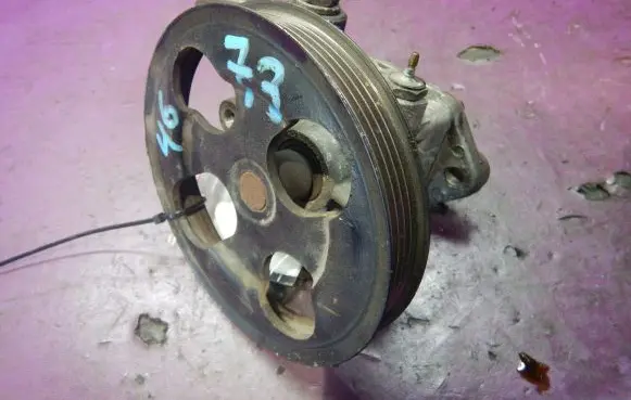 Mitsubishi Carisma Power steering pump