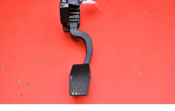 Opel Corsa D Accelerator throttle pedal 55702020
