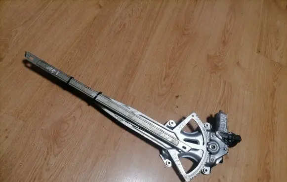 Toyota Verso-S Front door window regulator with motor