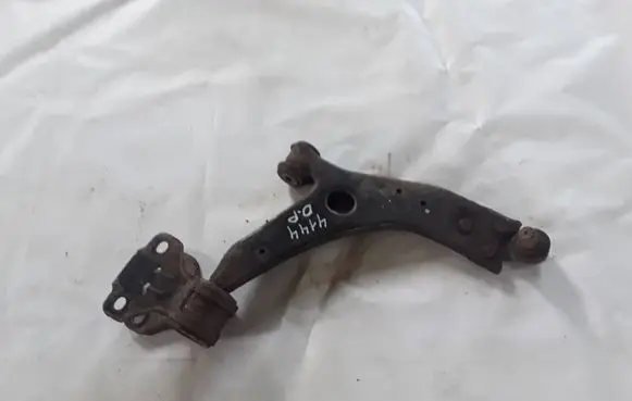 Ford Focus Front lower control arm/wishbone BV613A262DAA