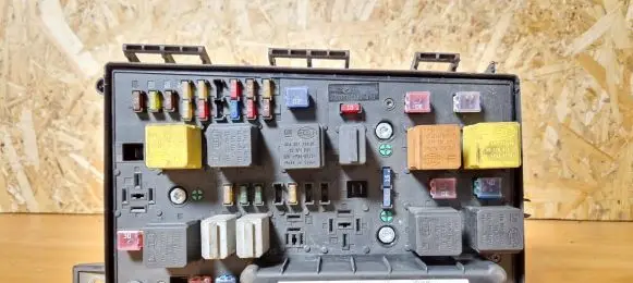 Opel Zafira A Fuse module 743381