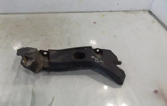 Rear bumper mounting bracket