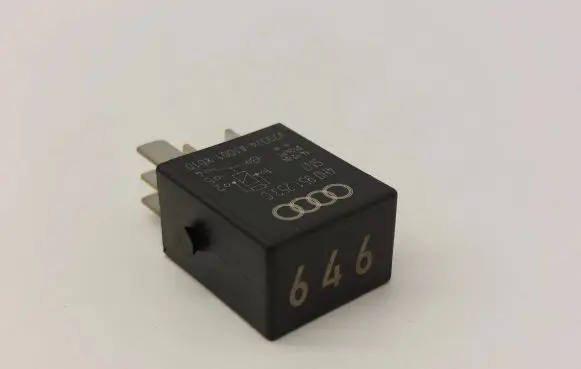 Volkswagen PASSAT B8 Other relay 4H0951253C
