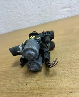 Mercedes-Benz E W210 Coolant heater control valve 0235451628 D8310