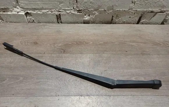 Volvo XC90 Front wiper blade arm 30753819