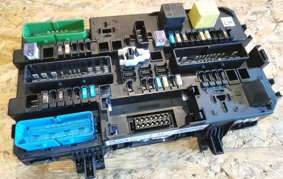 Opel Zafira B Fuse module 13268286