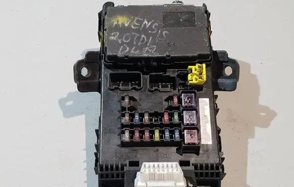 Toyota Avensis T220 Fuse module 05810530