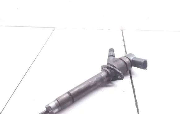 Volvo S60 Fuel injector 8658353