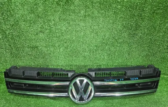 Volkswagen Touareg II Front bumper upper radiator grill 7P6853651C 7P6853651F