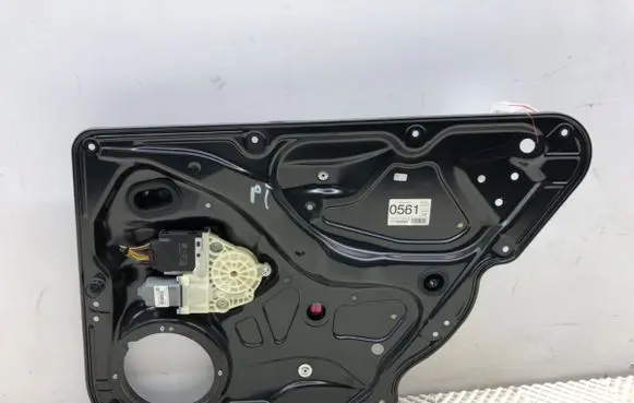 Volkswagen PASSAT B7 Rear door window regulator with motor 