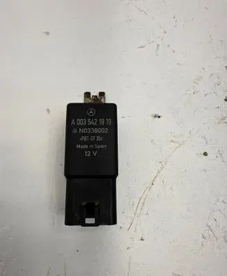 Mercedes-Benz Vito Viano W639 Coolant fan relay A0035421919 N0338002