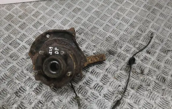 Nissan X-Trail T30 Front wheel hub