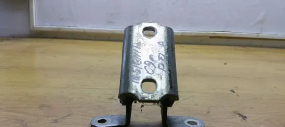 Opel Insignia A Front door lower hinge A046574