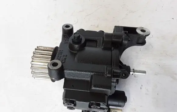 Renault Kadjar Fuel injection high pressure pump 8201100115