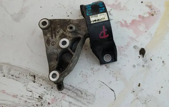 Dacia Dokker Engine mounting bracket 