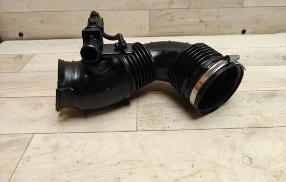 Opel Insignia A Turbo air intake inlet pipe/hose 55561787 327763967