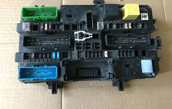 Opel Astra H Fuse module 13206762