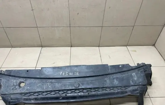 Volvo XC70 Front bumper skid plate/under tray 09484049