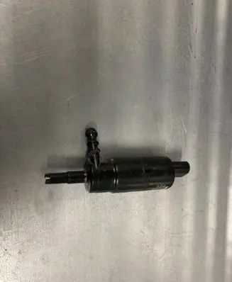 Volkswagen PASSAT B6 Headlight washer pump 3B7955681 001016