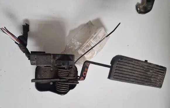 Chrysler PT Cruiser Accelerator pedal position sensor 04861169AA FCK17AA1025704