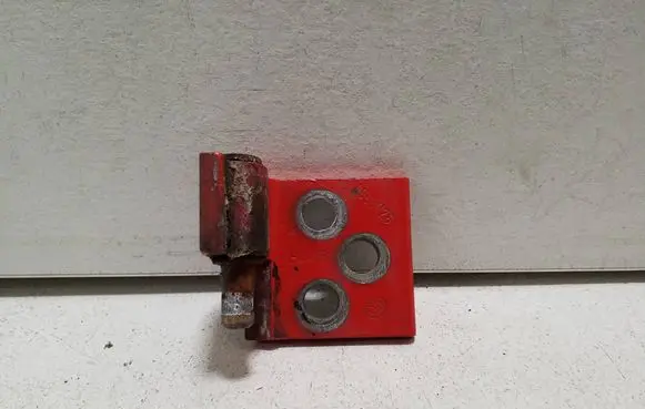 Mercedes-Benz Vito Viano W447 Front door lower hinge H447B1
