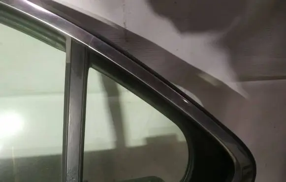 Rear vent window glass