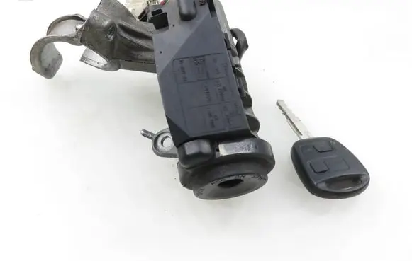 Toyota Avensis T220 Ignition lock 45020052