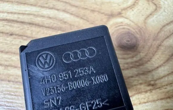 Volkswagen Golf VI Other relay 4H0951253A V23160063080