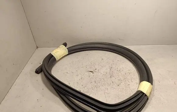 Mitsubishi L200 Rear door rubber seal (on body) 
