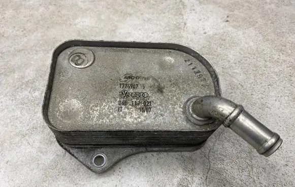 Audi A4 S4 B7 8E 8H Engine oil radiator 06B117021 172494715