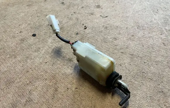 Seat Alhambra (Mk1) Fuel tank opening switch 