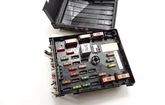 Volkswagen PASSAT B7 Fuse module 3C0937125