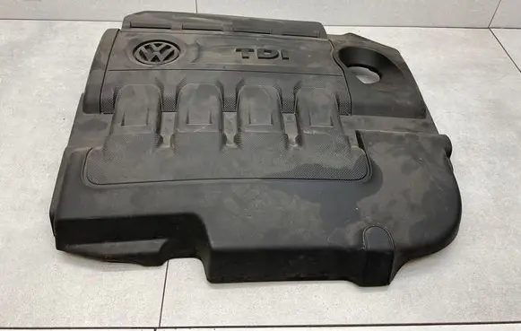 Volkswagen PASSAT B8 Engine cover (trim) 04L103925Q
