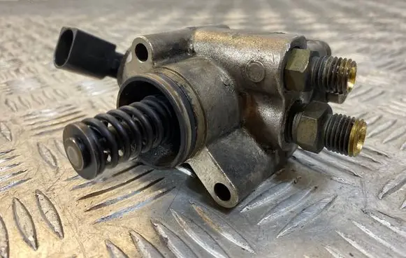 Audi A6 S6 C6 4F Fuel injection high pressure pump 06E127025G