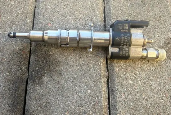 BMW 5 E60 E61 Fuel injector 7585261 10181010 PA66GF3596
