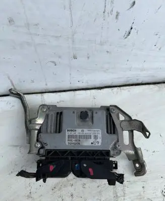 Toyota Auris 150 Engine control unit/module 8966102E90