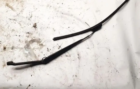 Nissan X-Trail T30 Front wiper blade arm