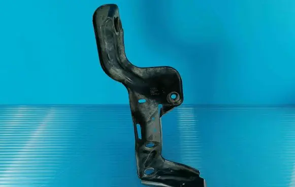 Audi A6 S6 C6 4F Intercooler pipe mounting bracket 4F0145814