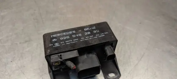 Mercedes-Benz C W203 Glow plug pre-heat relay 0255452832