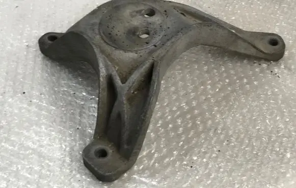 BMW 5 E39 Engine mounting bracket 1096080