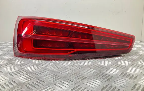 Tailgate rear/tail lights