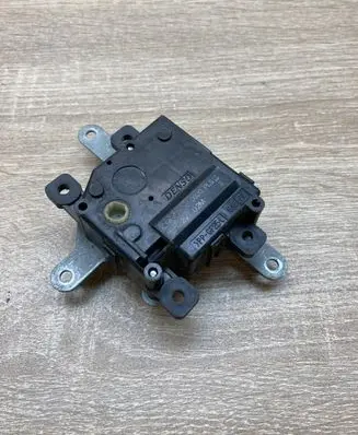 Toyota Avensis T250 Air flap motor/actuator 0638000920