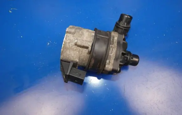 Mercedes-Benz S W222 Water pump A0005001986 7526575