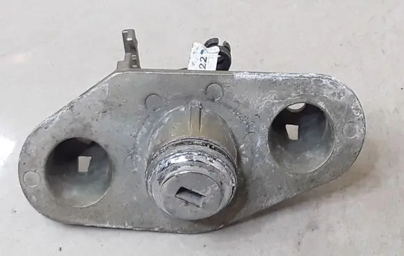 Volvo S60 Tailgate exterior lock 737700001